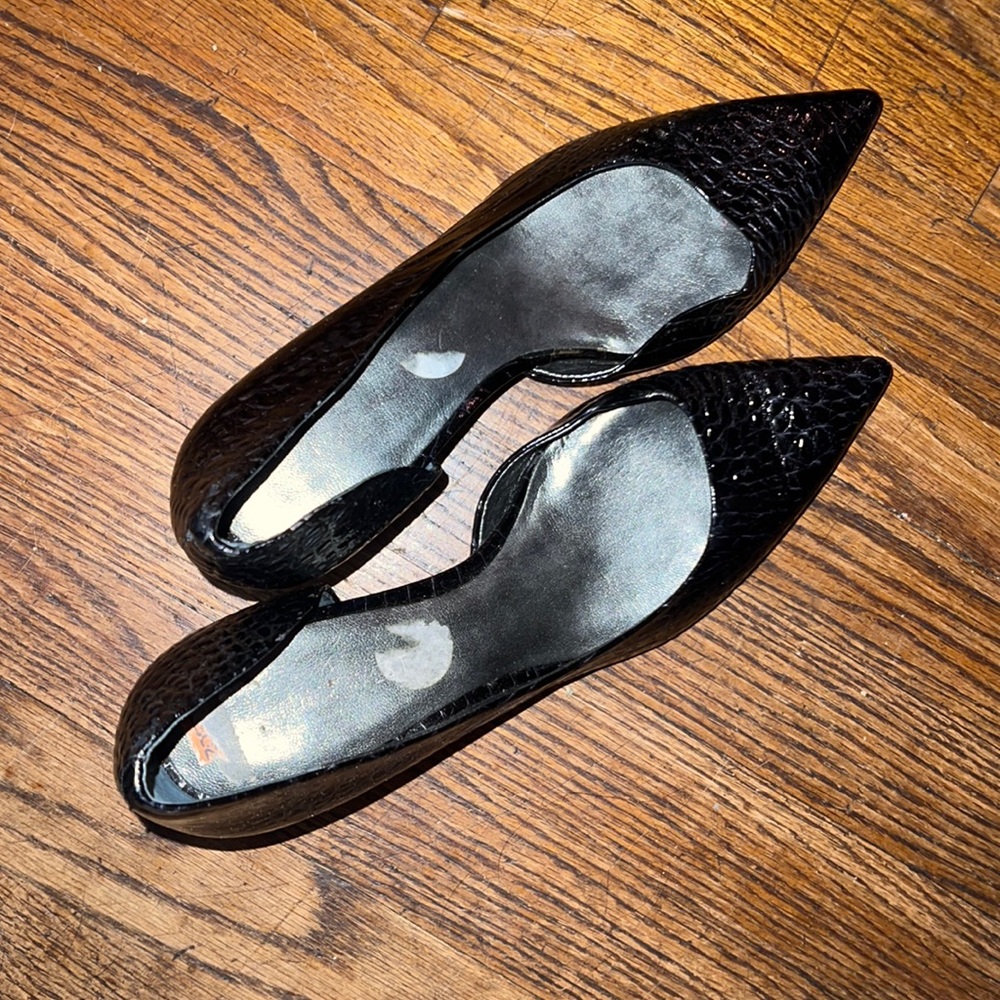 Nine West size 7 black patent leather alligator style